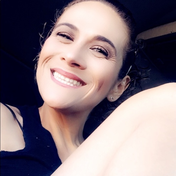 Meet your Posher,Sarah (Peaches Boutique) - Picture 2 of 8